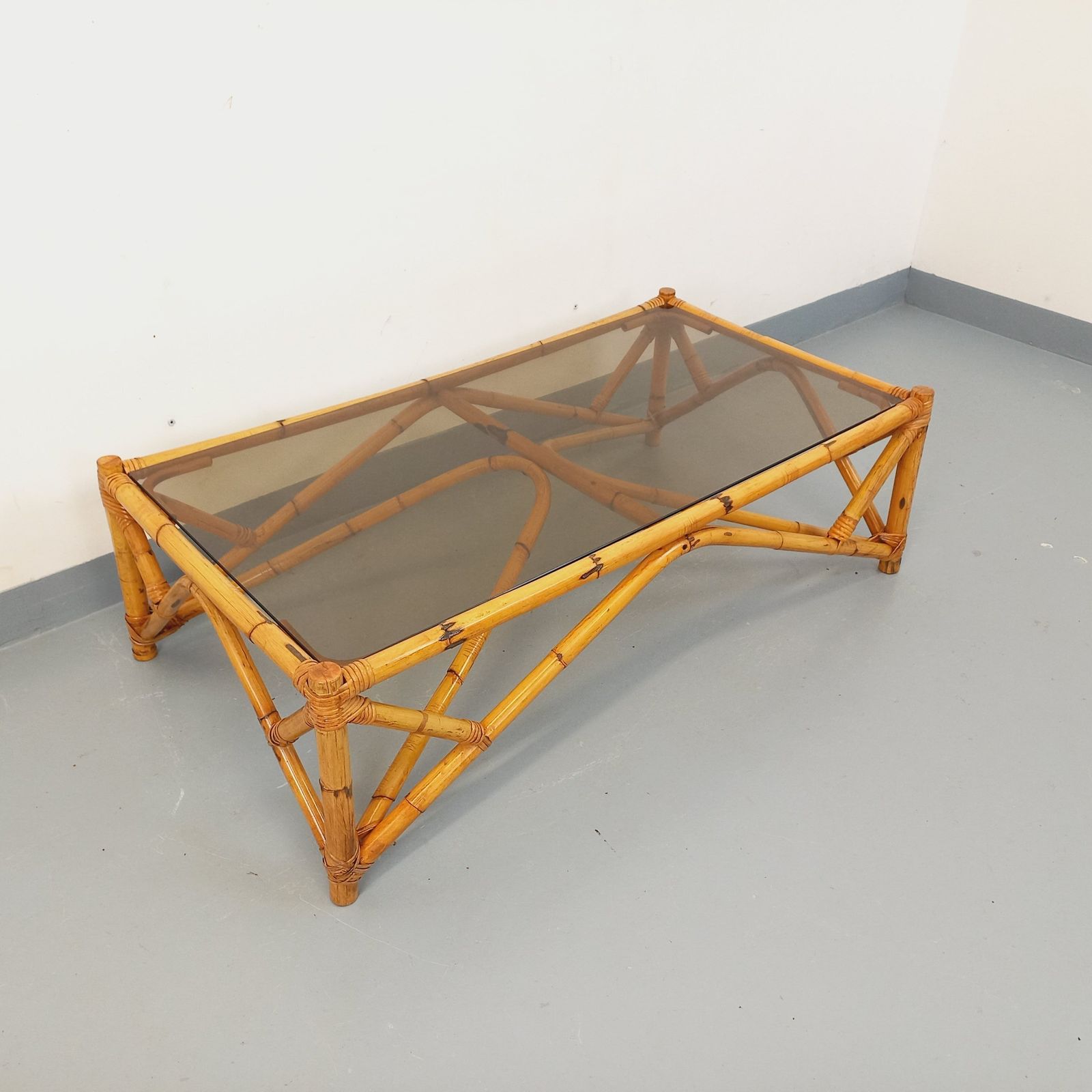photo buy Rechthoekige salontafel van rotan en gerookt glas