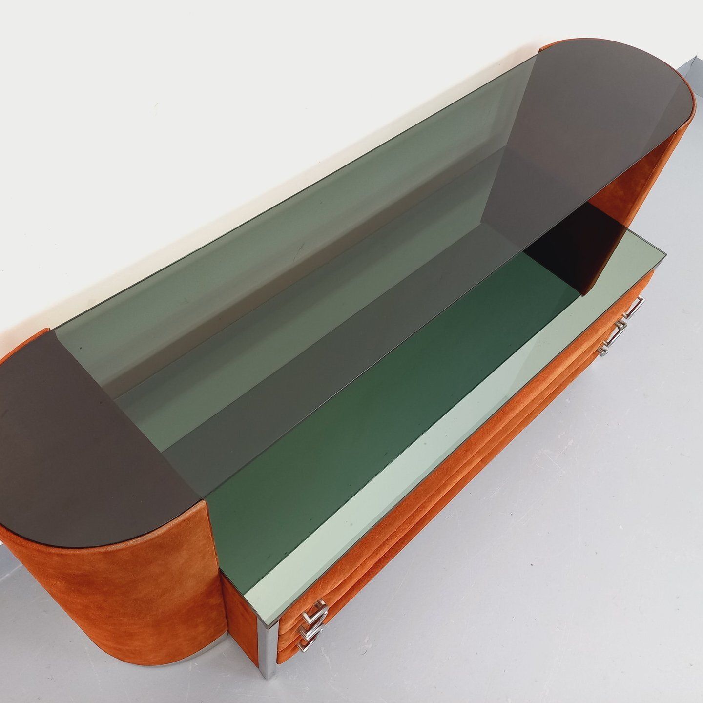 photo for sale Space Age Kaptafel in Fluweel, Chroom en Gerookt Glas