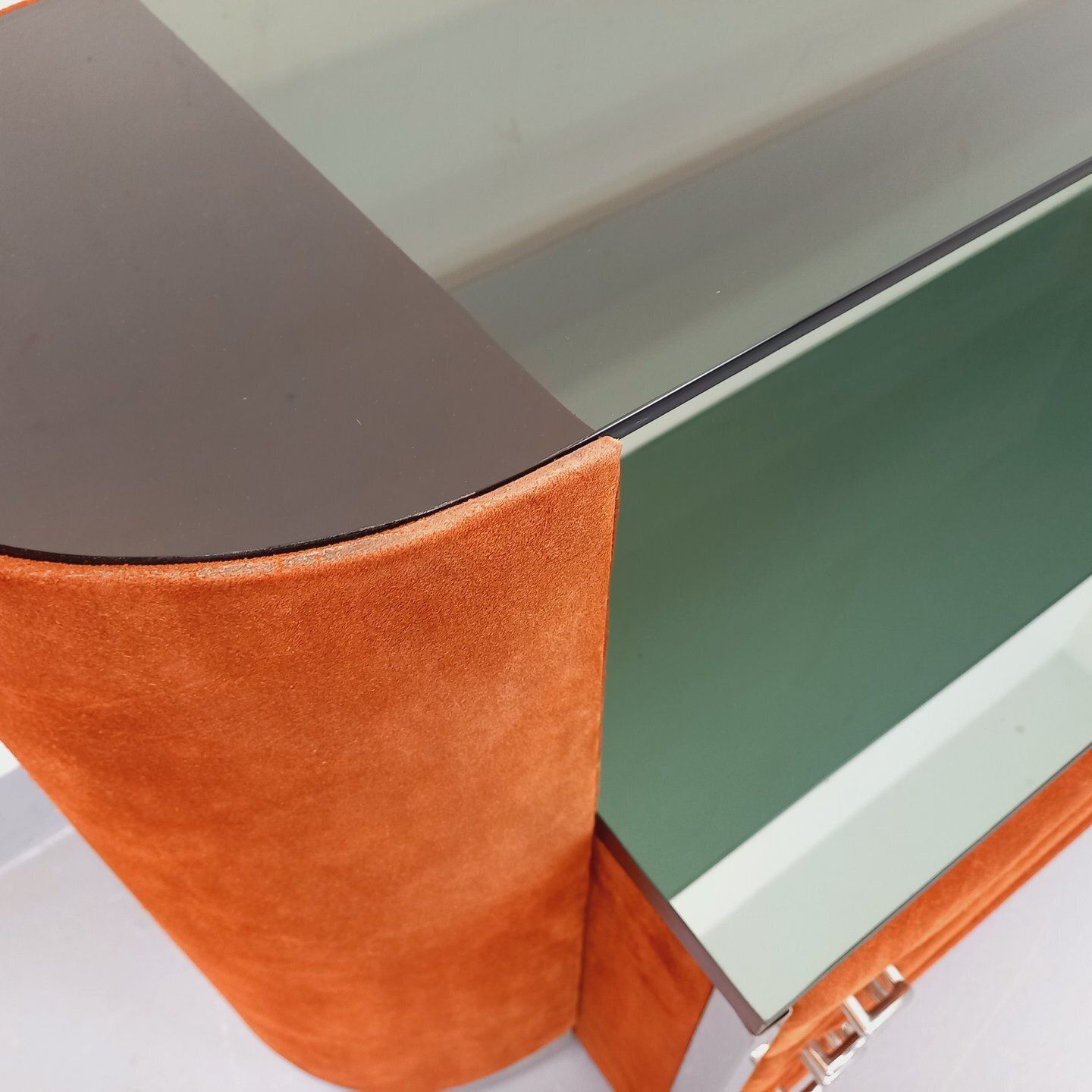 photo vinterior Space Age Kaptafel in Fluweel, Chroom en Gerookt Glas