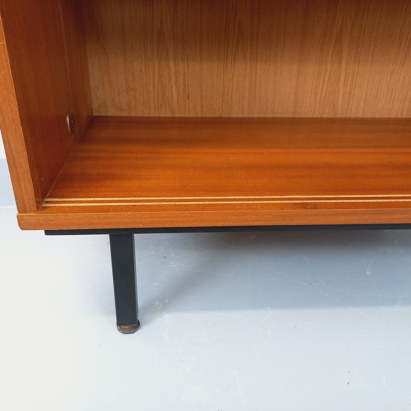 Bibliothèque de style teck en bois d'acajou, pieds en métal noir photo vintage