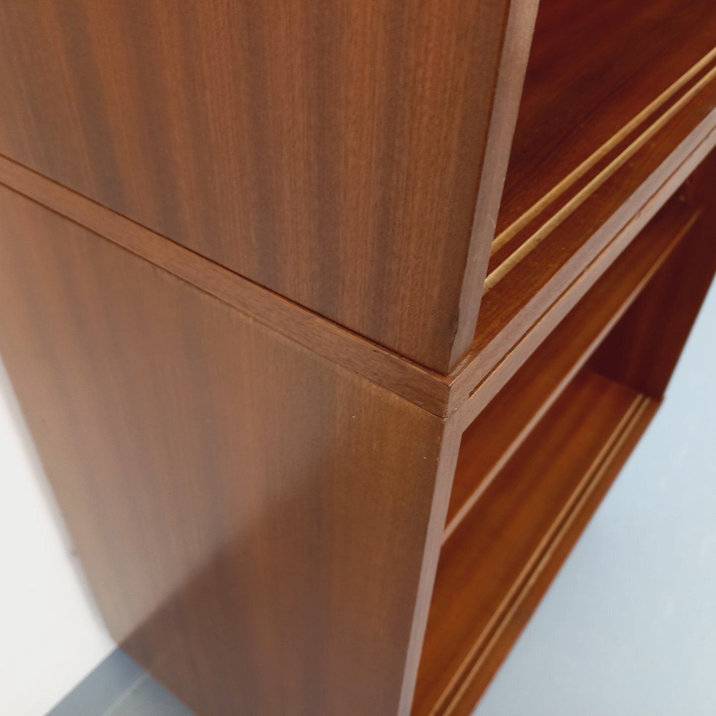 photo furniture Bibliothèque de style teck en bois d'acajou, pieds en métal noir