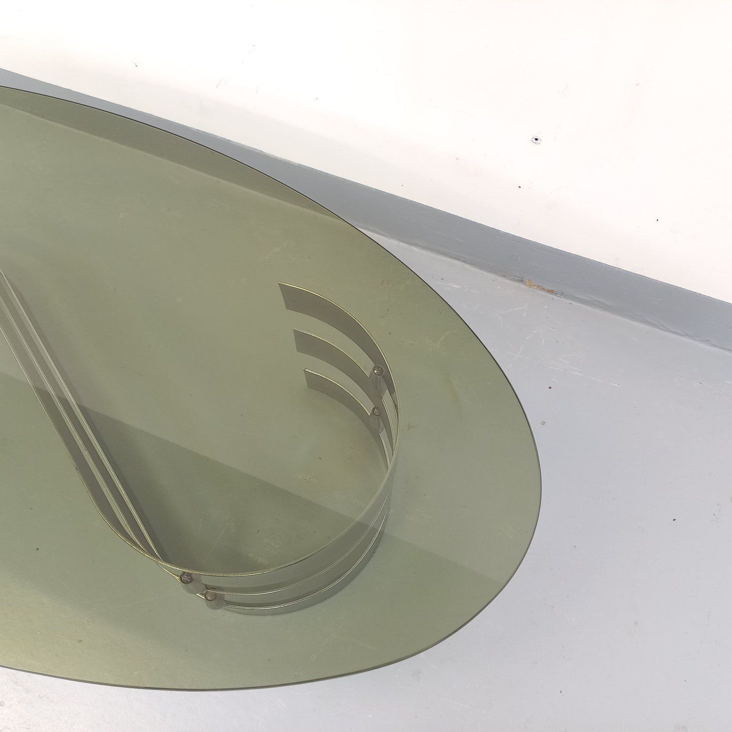 photo buy Space Age Ovale Salontafel in Gerookt Glas en Verchroomd Metaal