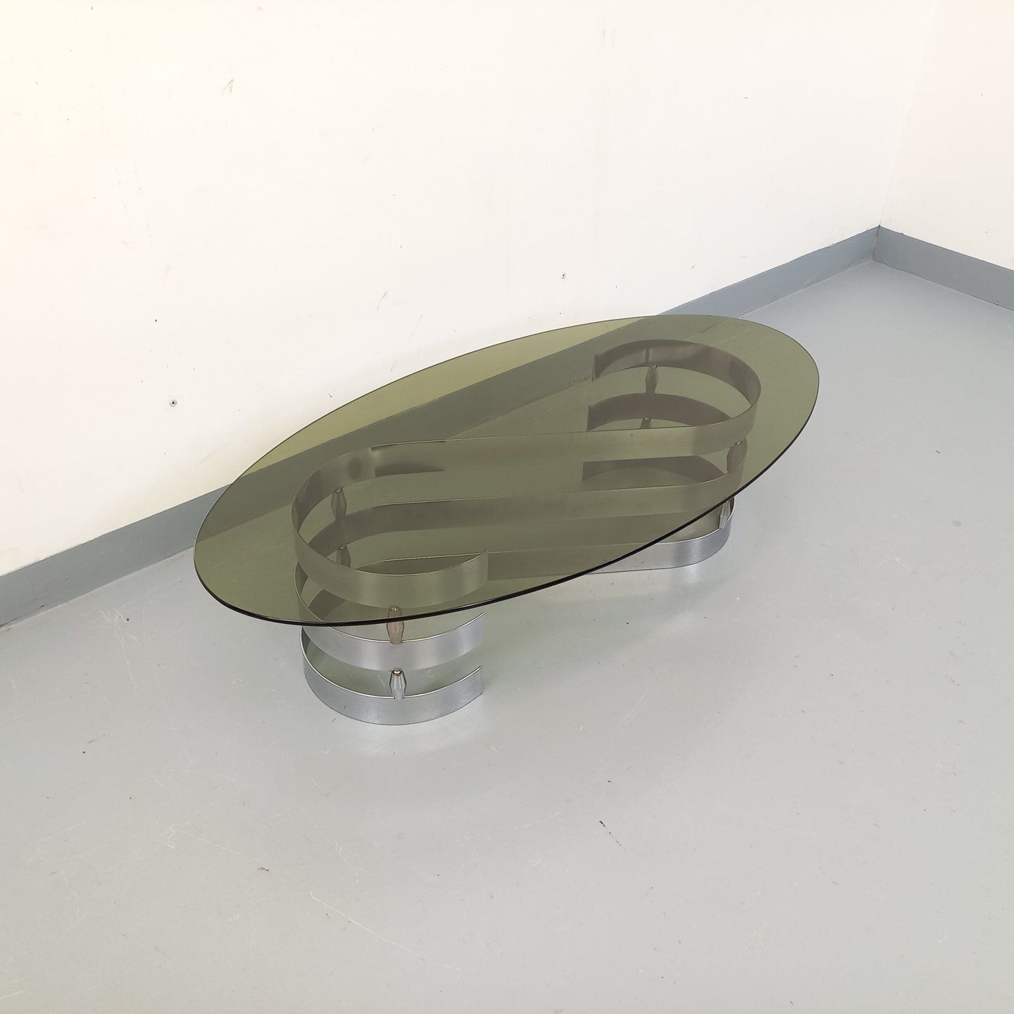 photo vintage Space Age Ovale Salontafel in Gerookt Glas en Verchroomd Metaal