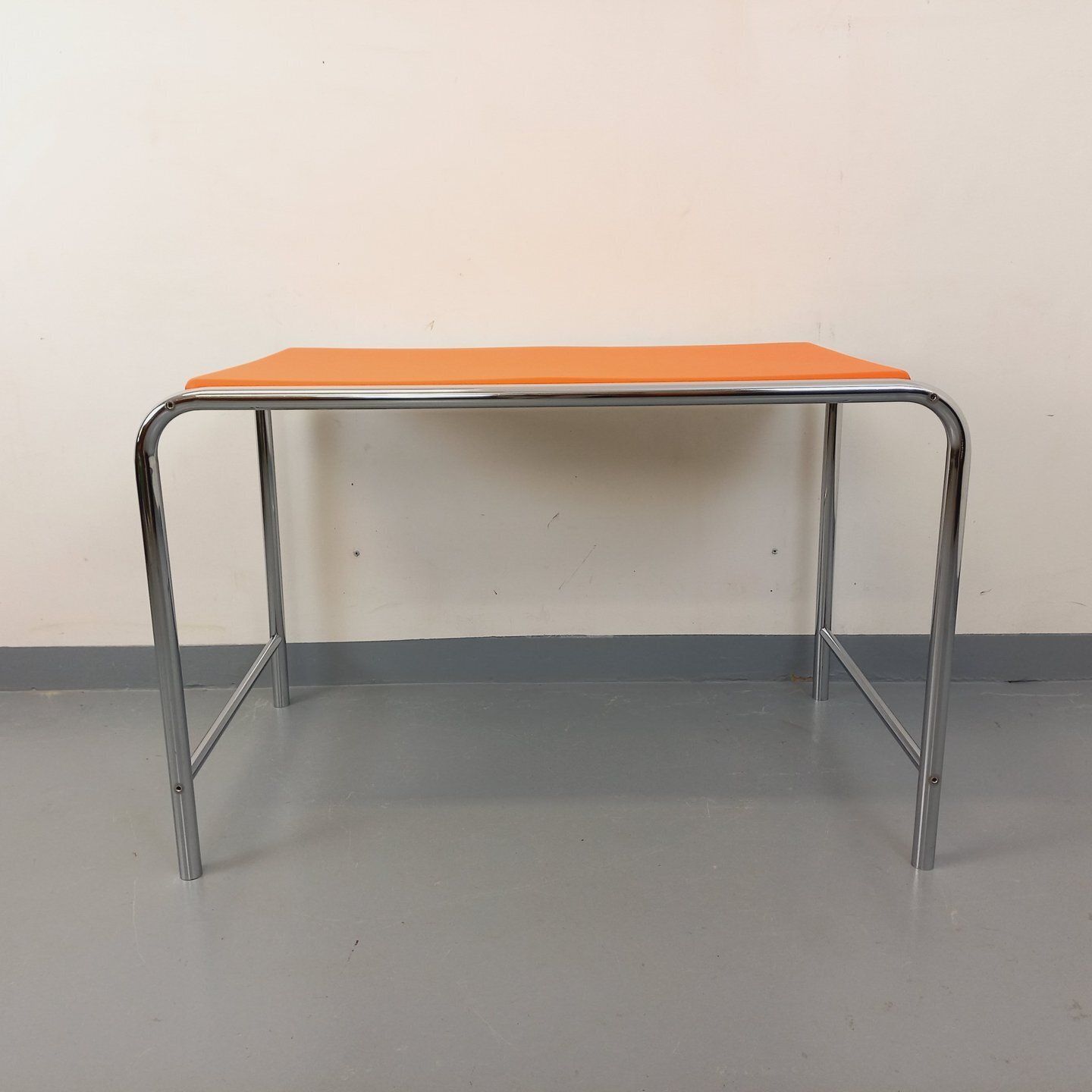 Space Age bureau in oranje imitatieleer en verchroomd metaal photo 813.0
