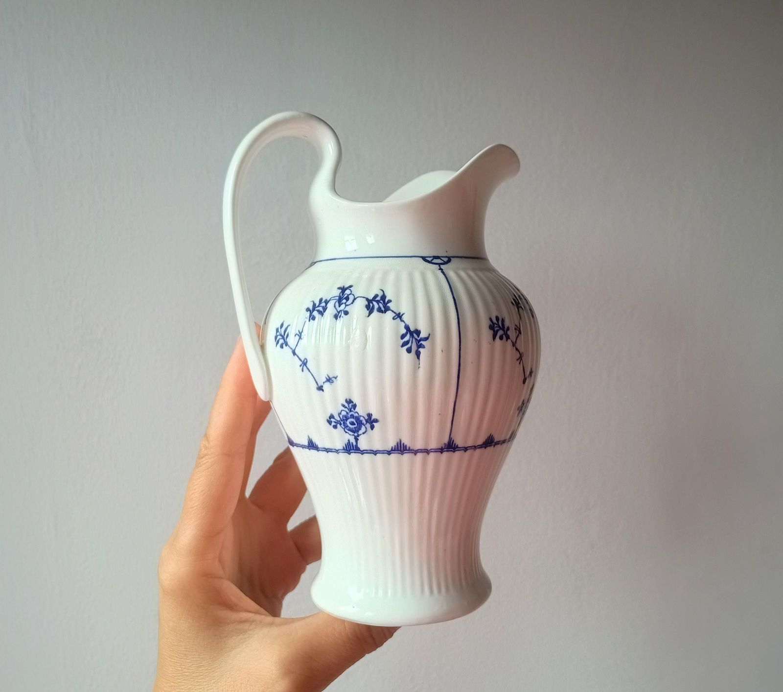 photo for sale Antiek Mintons Danish Pattern Ewer, Pitcher of Water/Melkkan, begin 20e eeuw, Engeland