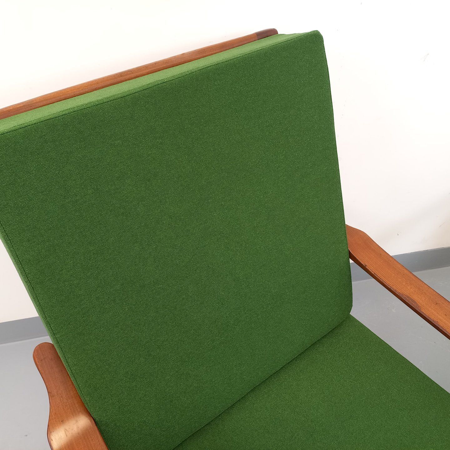 photo vinterior 2 Scandinavische fauteuils in teak en groene stof