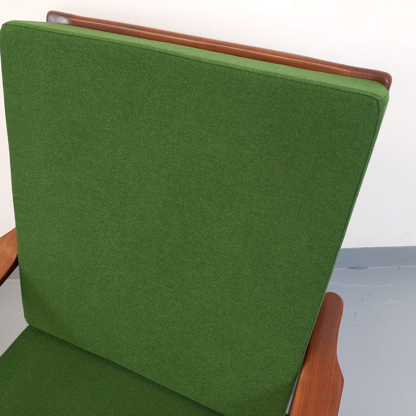 photo vintage 2 Scandinavische fauteuils in teak en groene stof