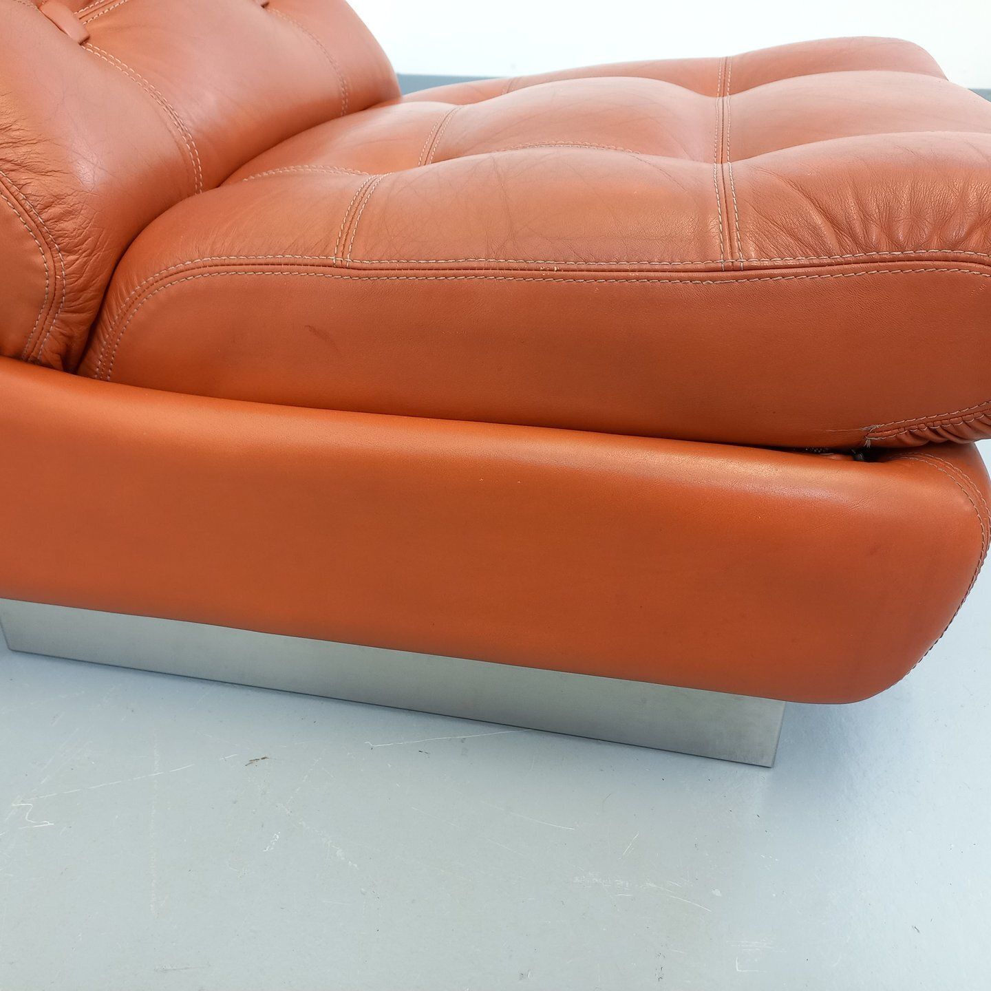 Roche Bobois stijl chaise longue in verchroomd metaal en leer photo vintage