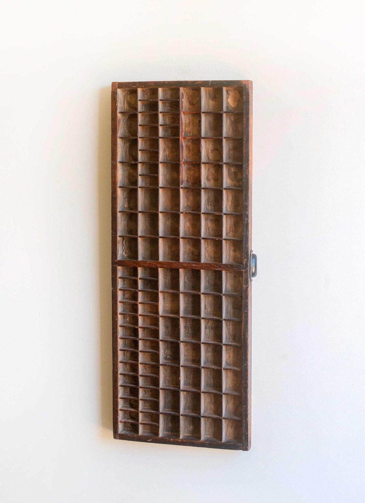 Antieke houten letterkastje | Eiken drukkersbak | Wanddisplay voor miniaturen en verzamelobjecten photo Meubels