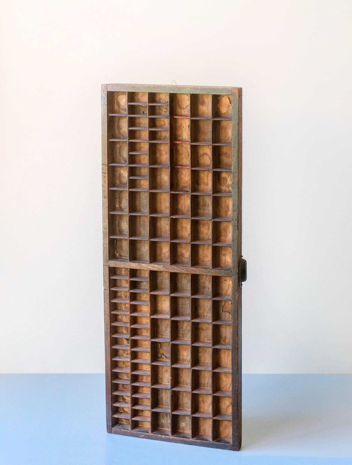 Antieke houten letterkastje | Eiken drukkersbak | Wanddisplay voor miniaturen en verzamelobjecten photo 178.0
