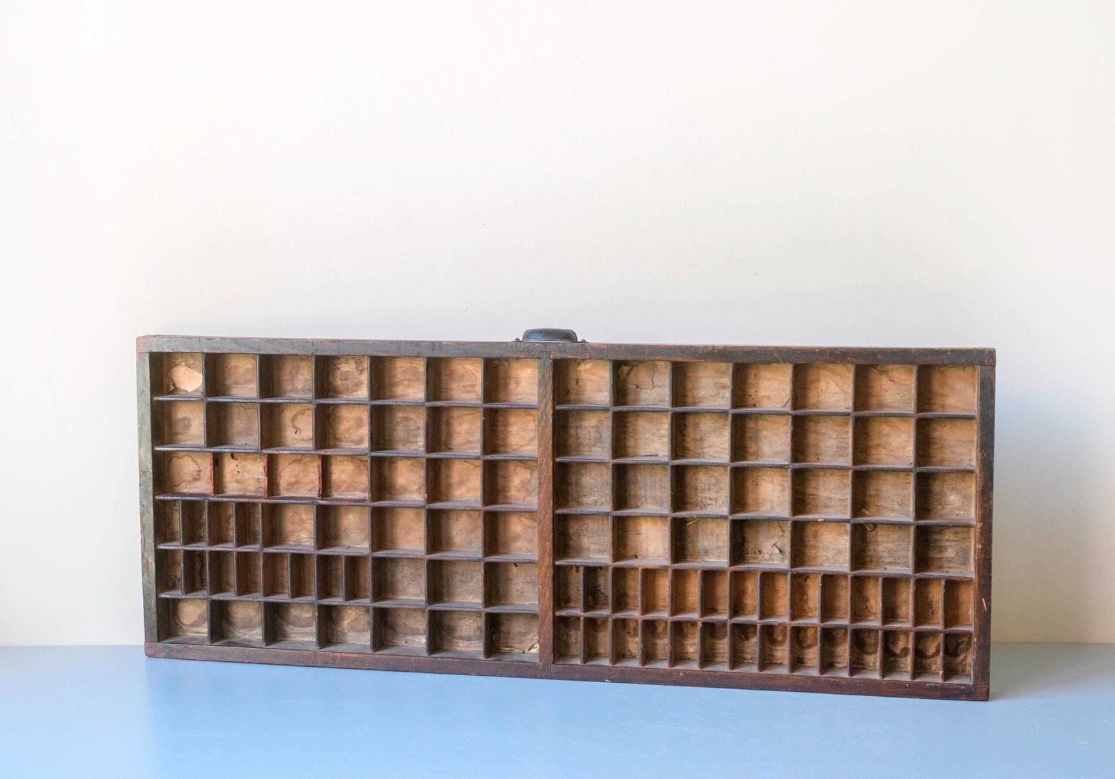 photo furniture Antieke houten letterkastje | Eiken drukkersbak | Wanddisplay voor miniaturen en verzamelobjecten