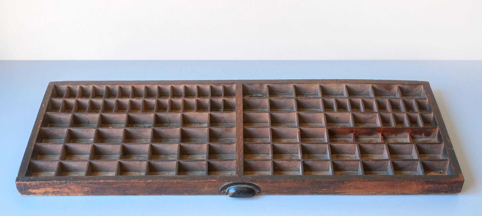 photo for sale Antieke houten letterkastje | Eiken drukkersbak | Wanddisplay voor miniaturen en verzamelobjecten