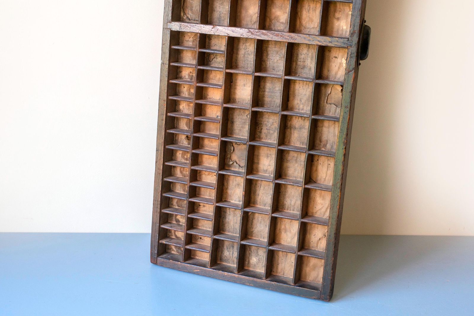 photo buy Casier de typographe d'époque en chêne, boîte à lettres murale, étagère de présentation pour miniatures et objets de collection