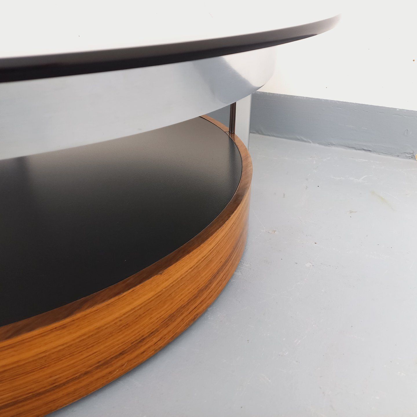 Ronde salontafel in palissander, verchroomd metaal en gerookt glas photo vintage