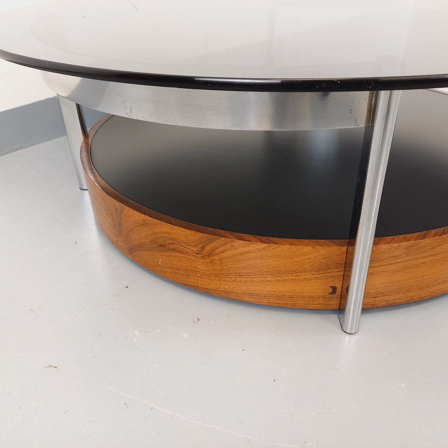 photo furniture Ronde salontafel in palissander, verchroomd metaal en gerookt glas