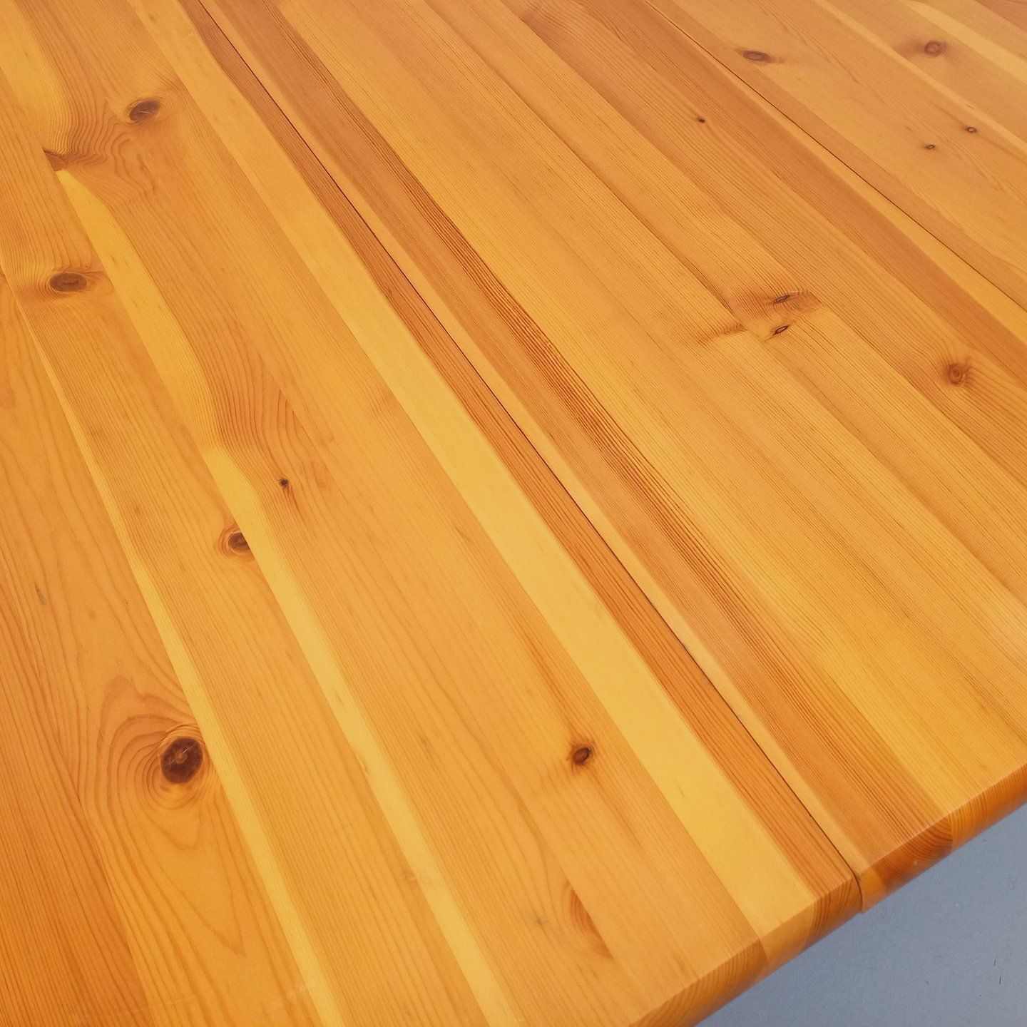 Ronde tafel in de stijl van Rainer Daumiller, van grenenhout photo vinterior