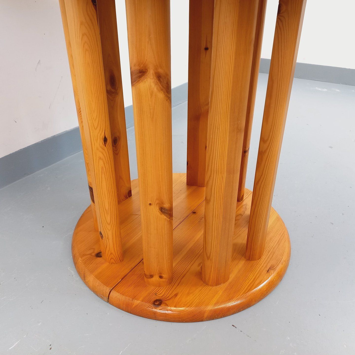 photo furniture Ronde tafel in de stijl van Rainer Daumiller, van grenenhout