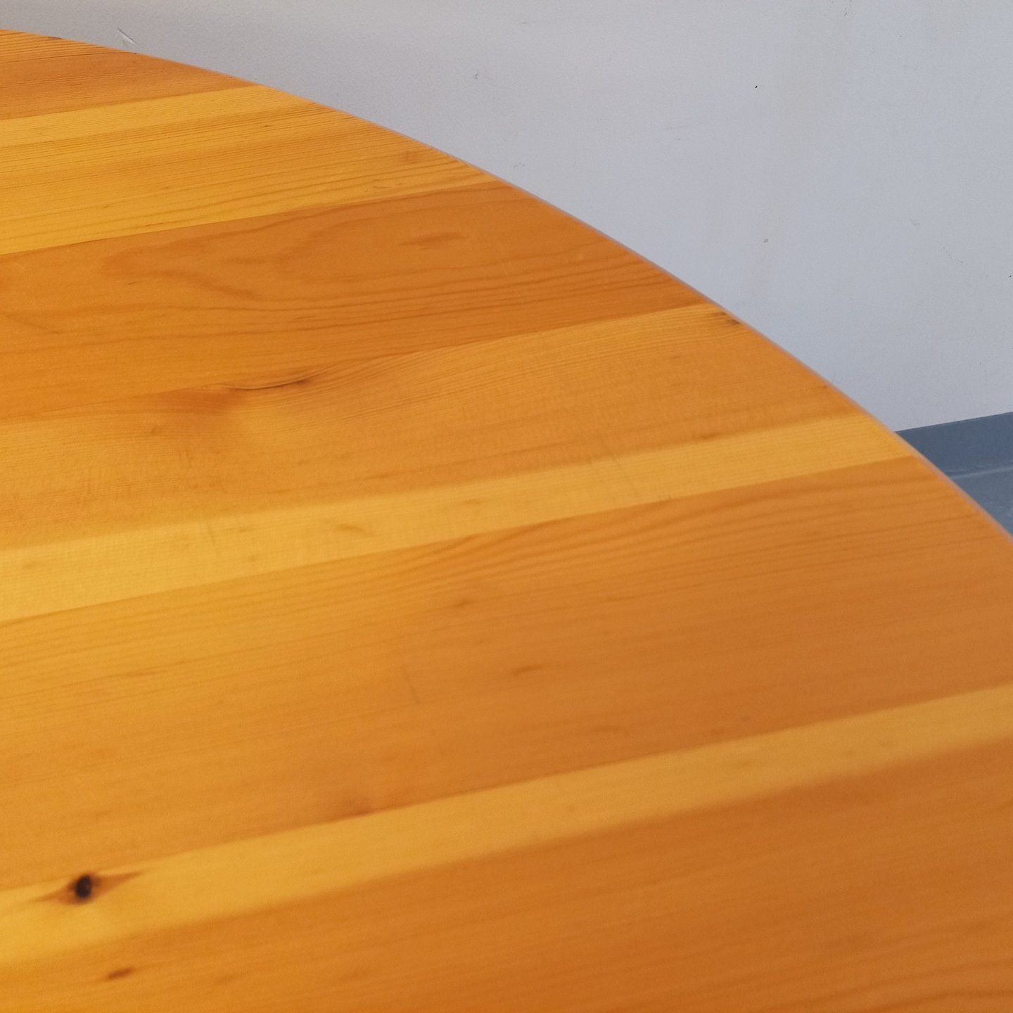photo vinterior Ronde tafel in de stijl van Rainer Daumiller, van grenenhout