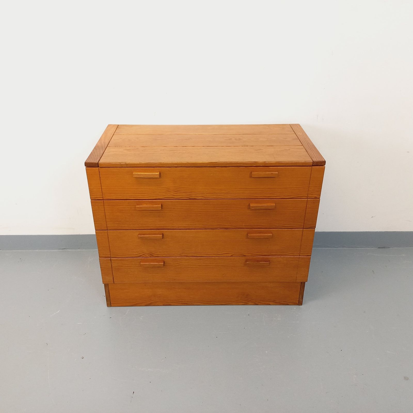 photo vintage Chest Of Drawers With 4 Pine Drawers