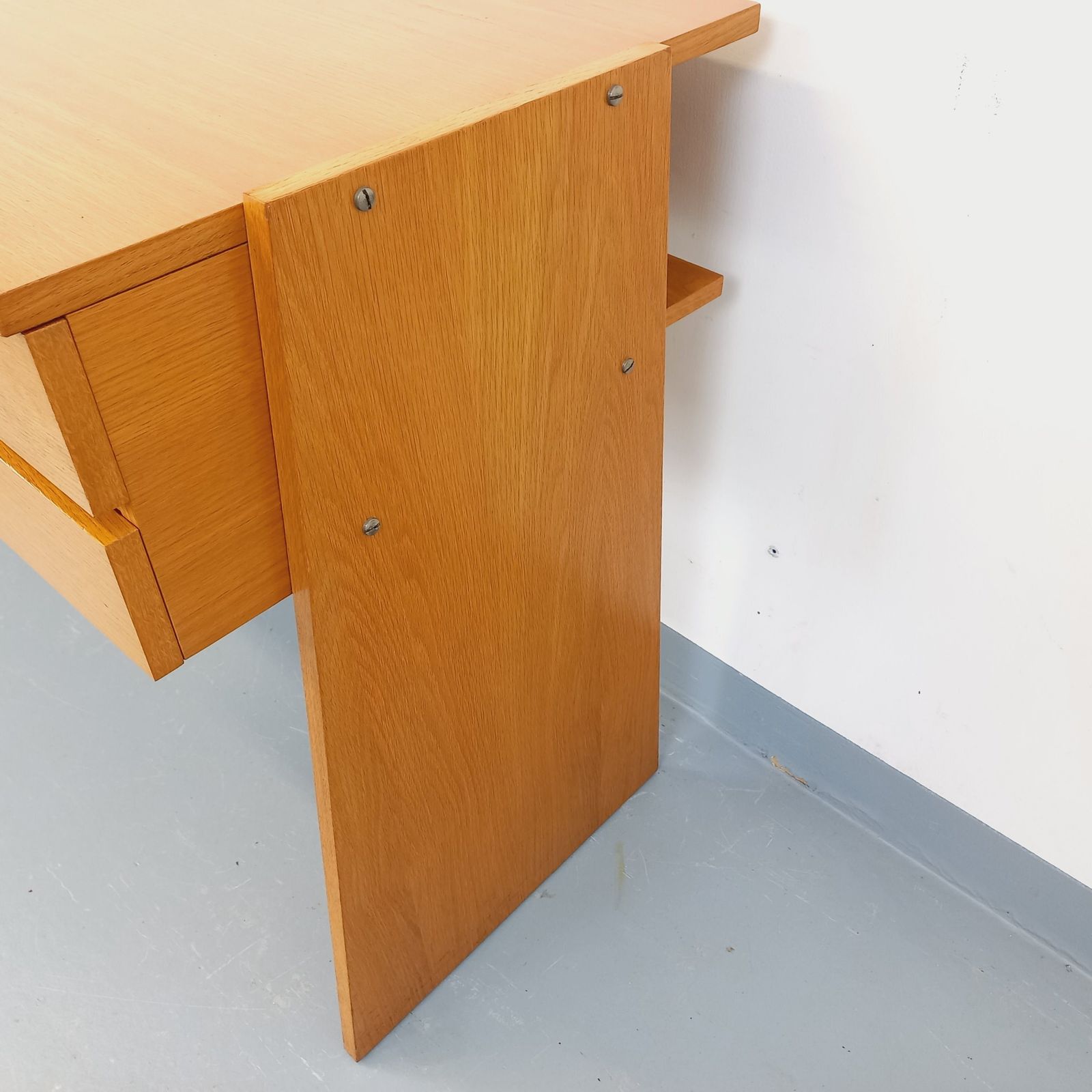 photo furniture Dubbelzijdig bureau met trapeziumvormige eikenhouten poten