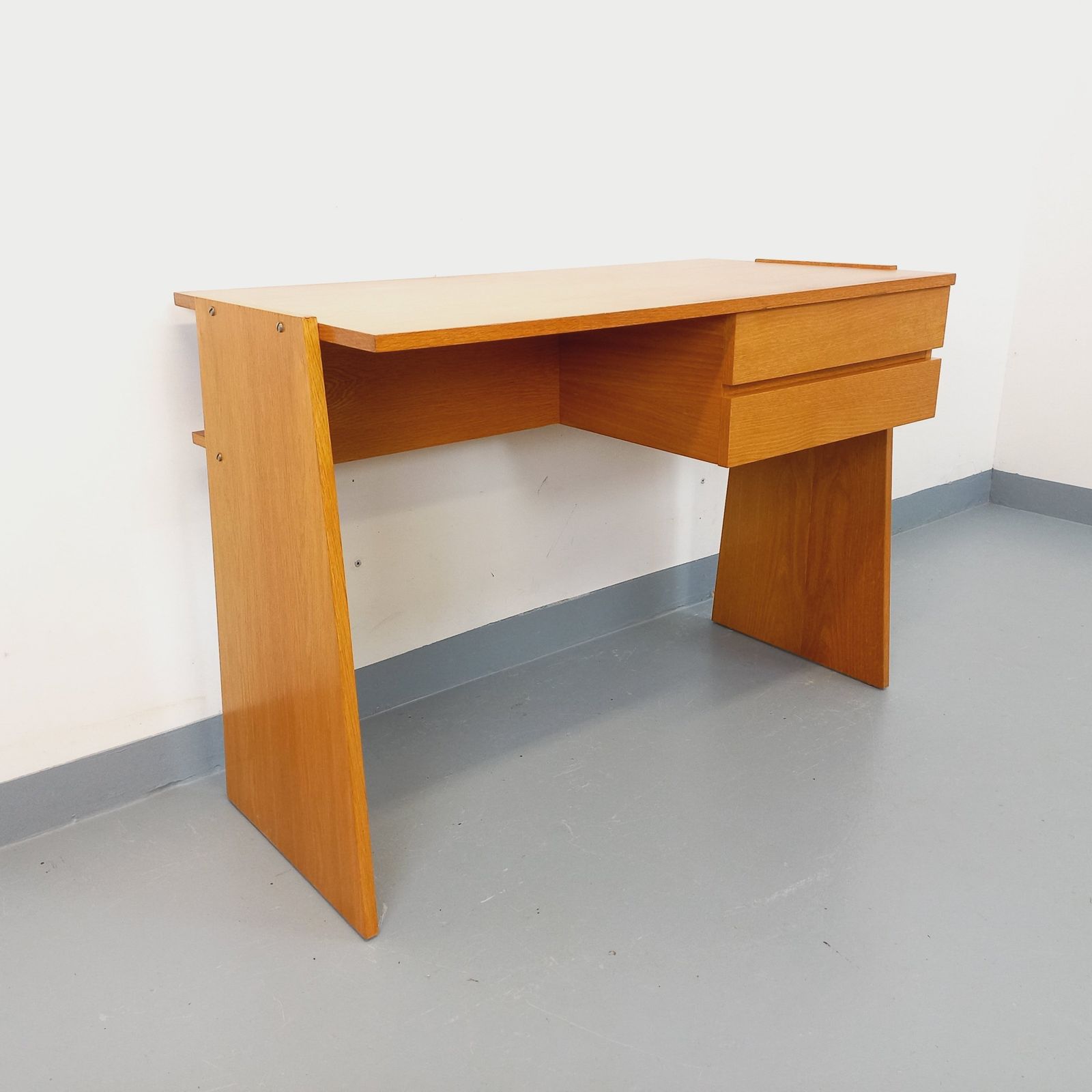 photo buy Dubbelzijdig bureau met trapeziumvormige eikenhouten poten