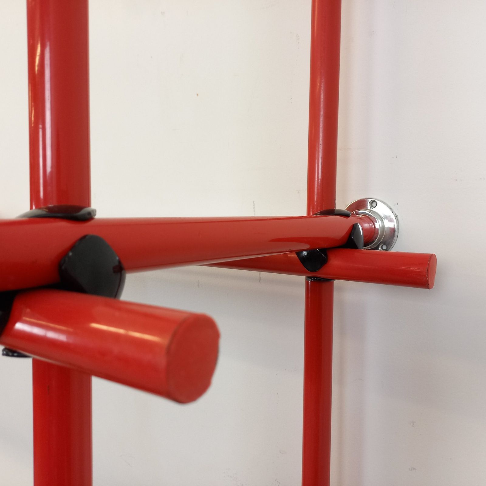 Italiaanse boekenkast in Bauhaus-stijl, rood metaal en rookglas photo buy