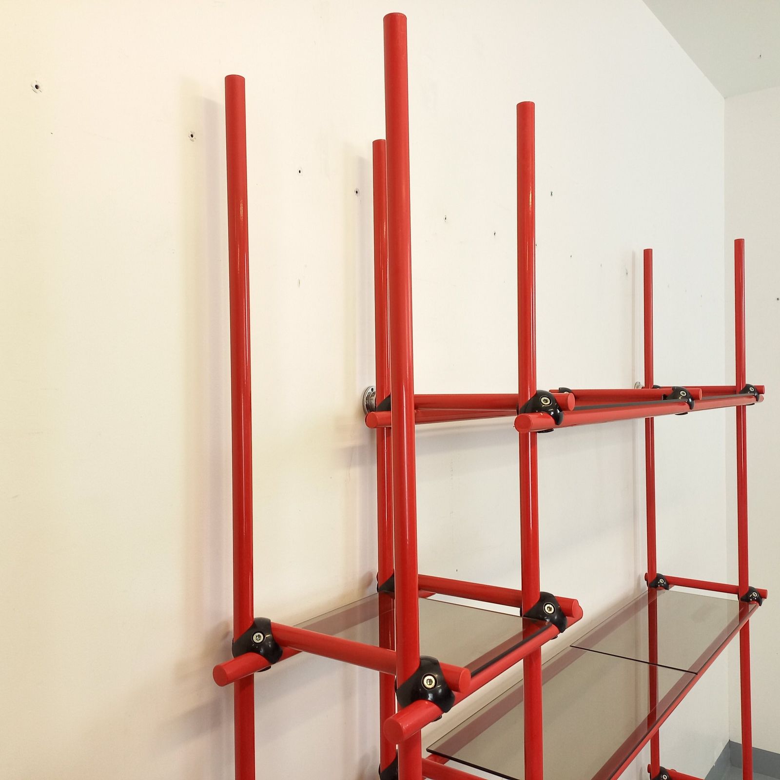 Italiaanse boekenkast in Bauhaus-stijl, rood metaal en rookglas photo vintage