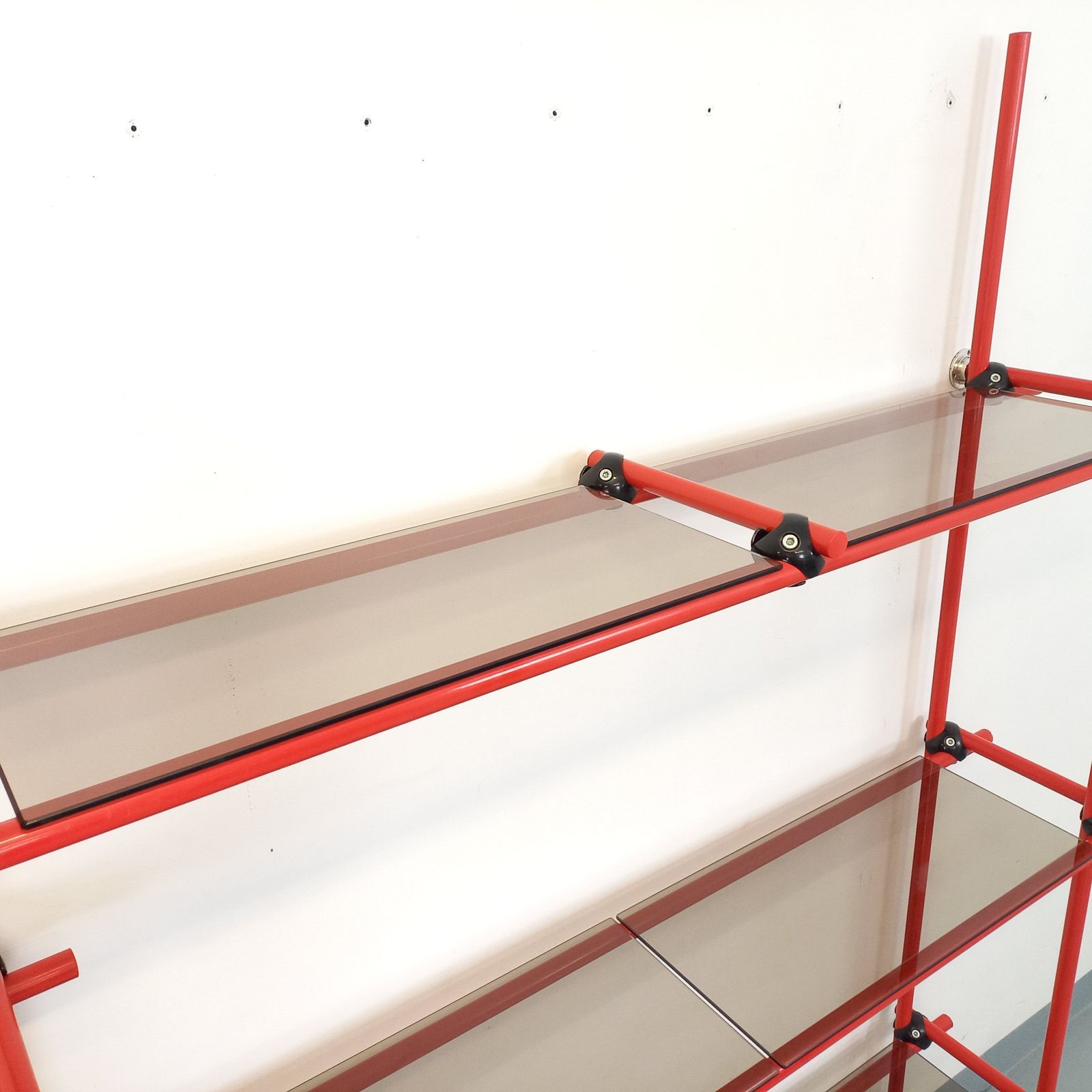 photo for sale Italiaanse boekenkast in Bauhaus-stijl, rood metaal en rookglas