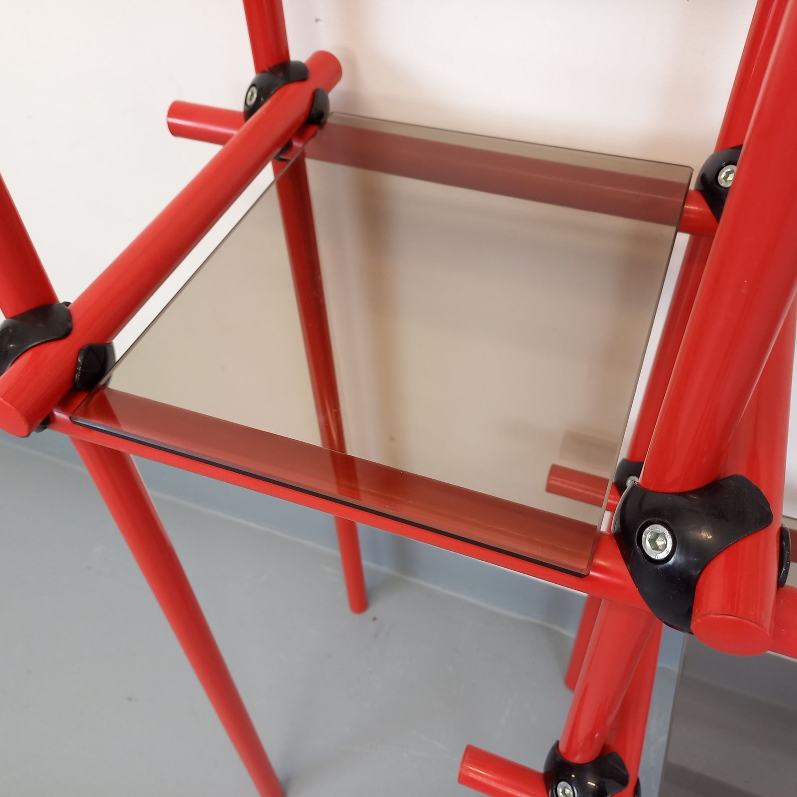 3416.0 Italiaanse boekenkast in Bauhaus-stijl, rood metaal en rookglas photo