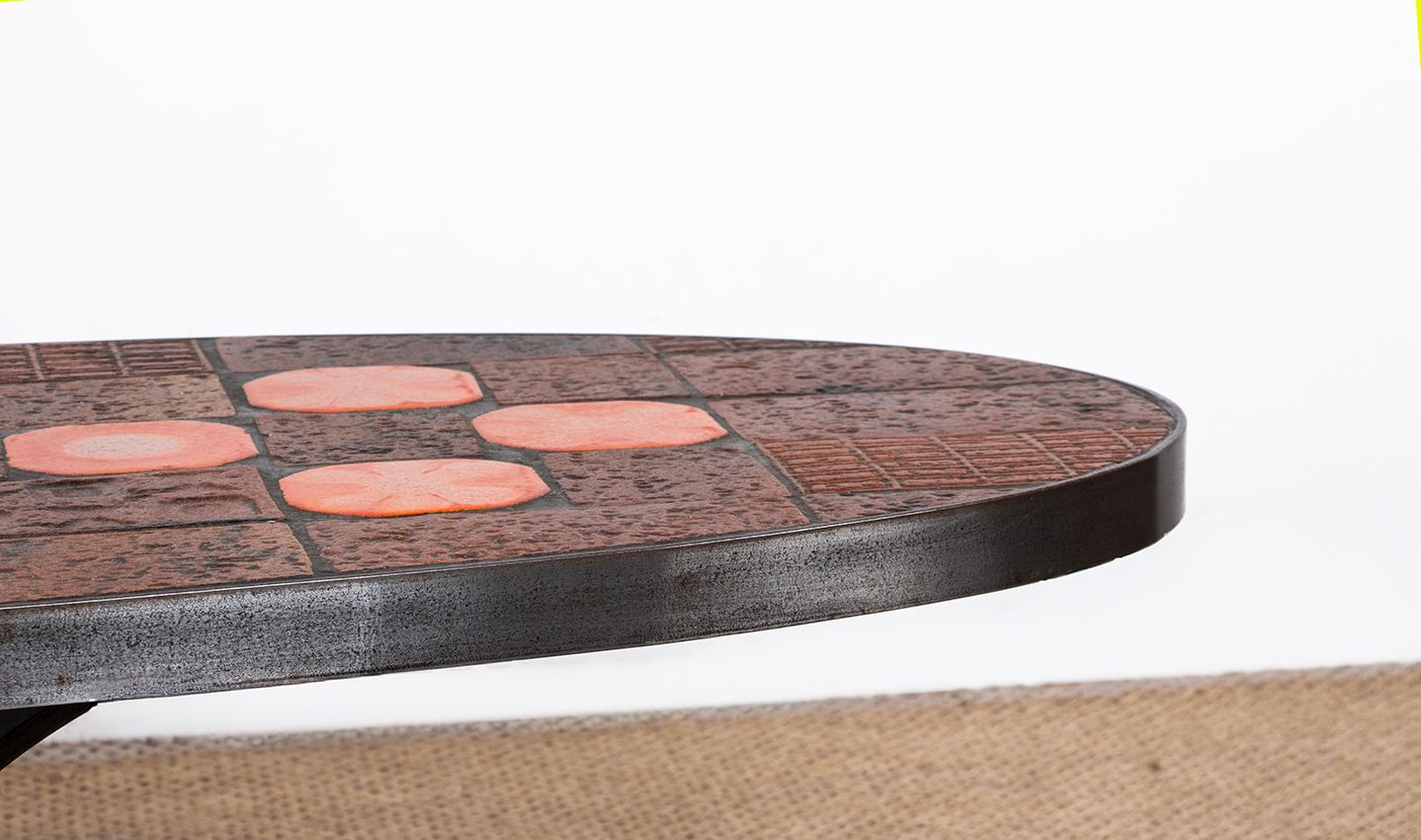 Table basse en pierre de lave, céramique et acier, par Jean Jaffeux, 1960. photo Mobilier