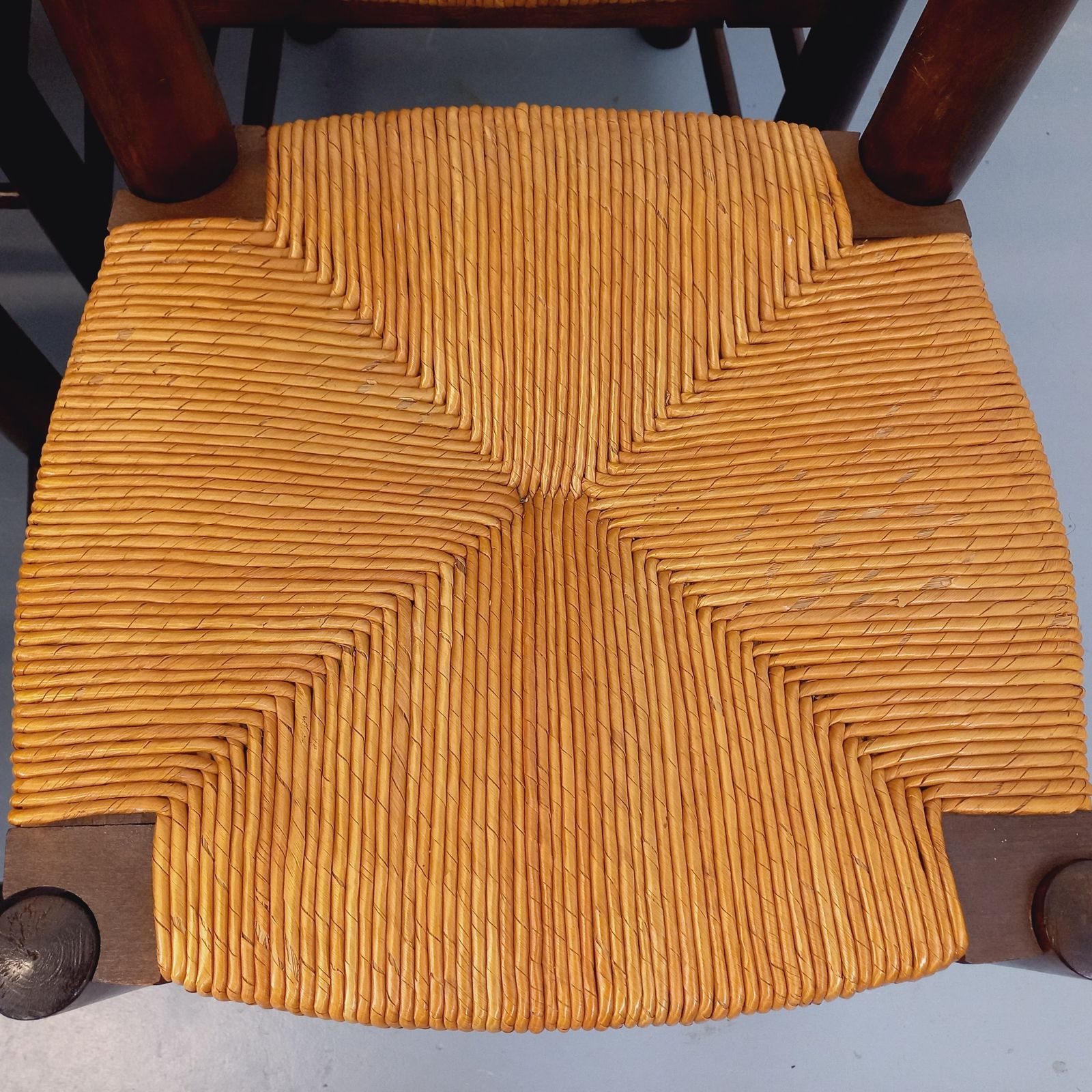 Meubels 6 Brutalistische stoelen van Georges Robert in hout en stro photo