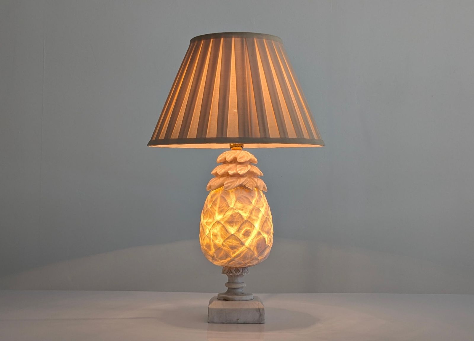 Lampe de table en albâtre sculpté à la main en forme d'ananas, Art déco, France, Paris, années 1930