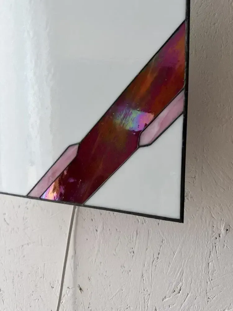 Architectonische glas-in-lood wandlamp met getextureerd glas photo Verlichting