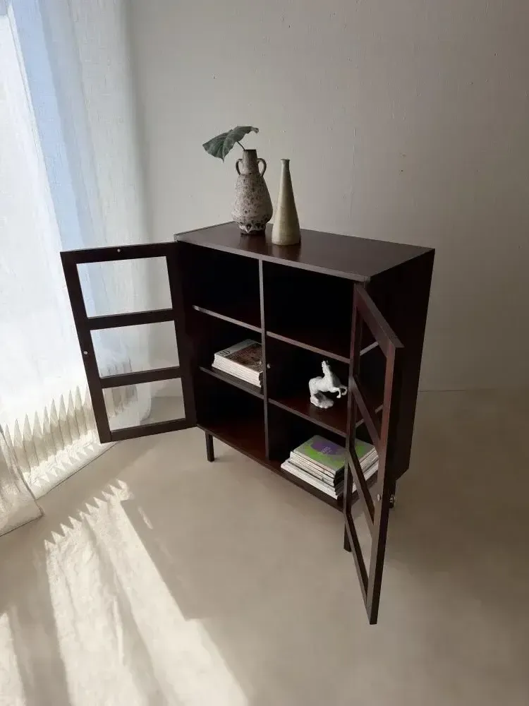 photo furniture Mid-Century vitrinekast donker hout glas