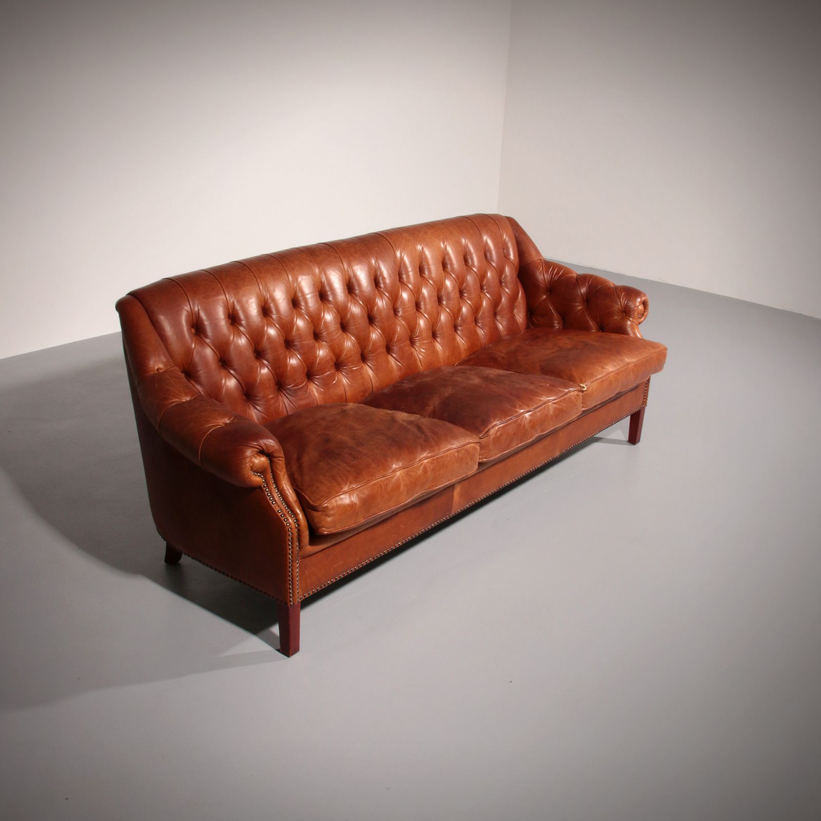 Antiqued Chesterfield Leather Sofa photo furniture