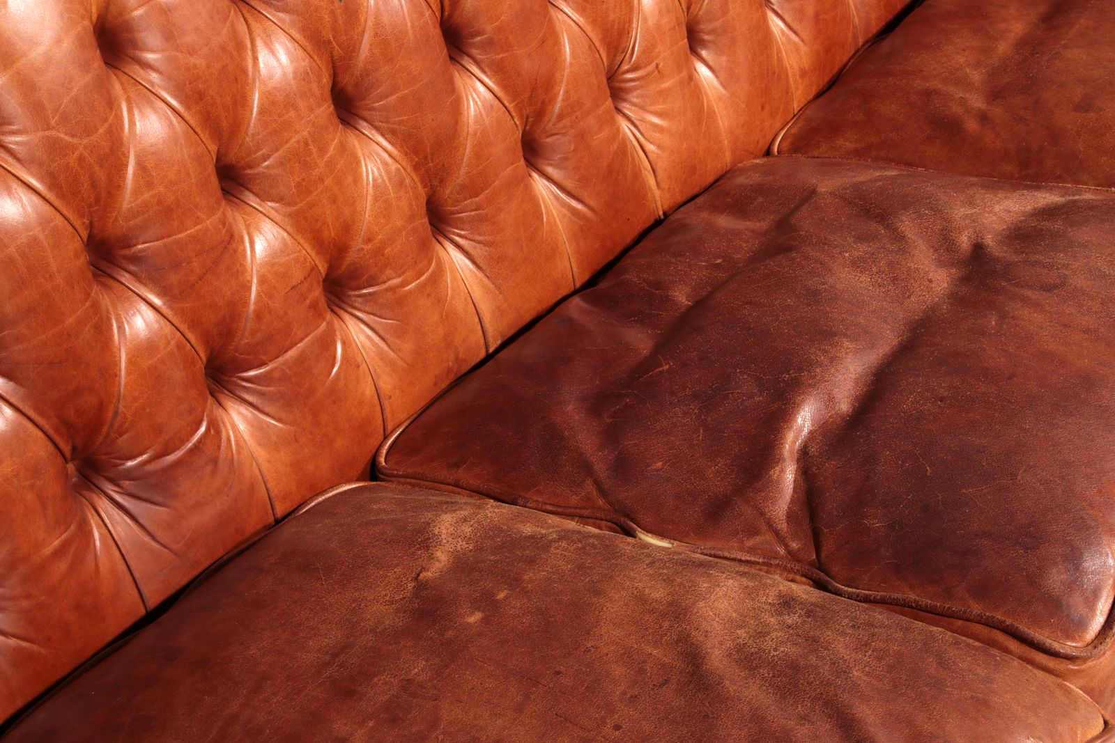 Antiqued Chesterfield Leather Sofa photo vinterior