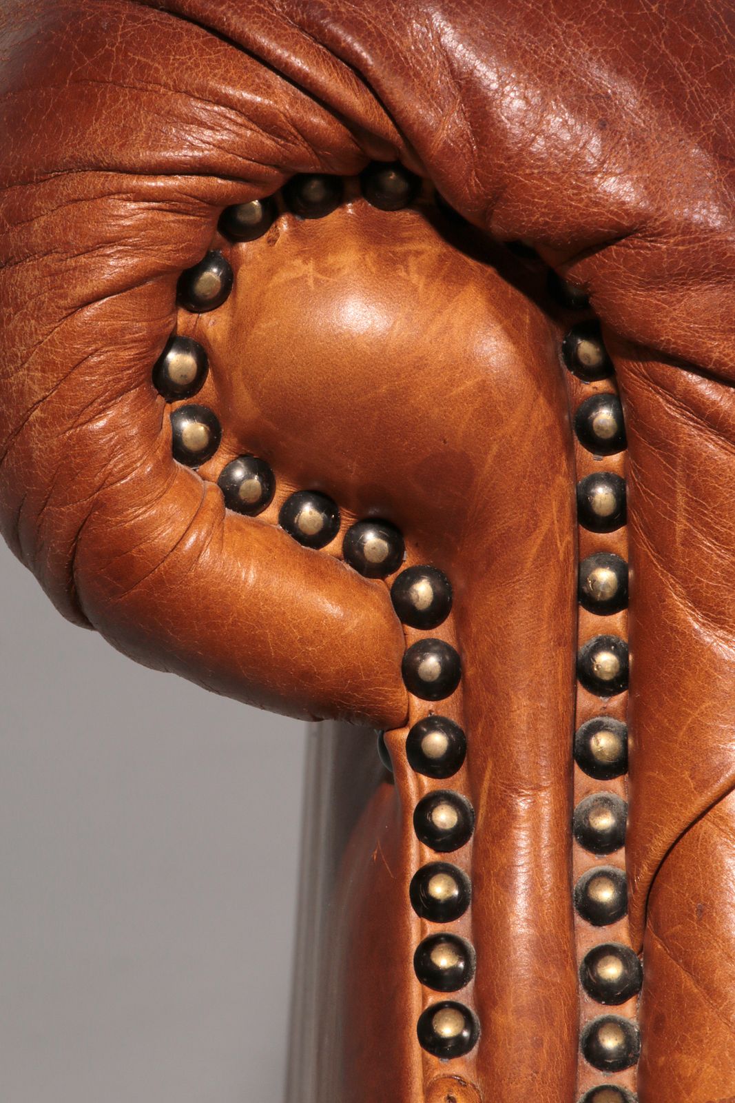 photo furniture Antiqued Chesterfield Leather Sofa