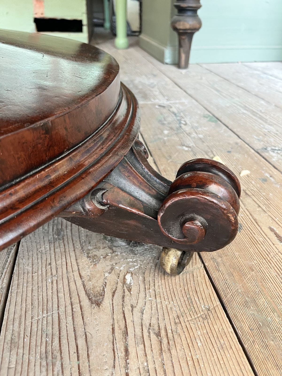 Early Victorian Circular Mahogany Tilt Top Dining Table photo 1195.0