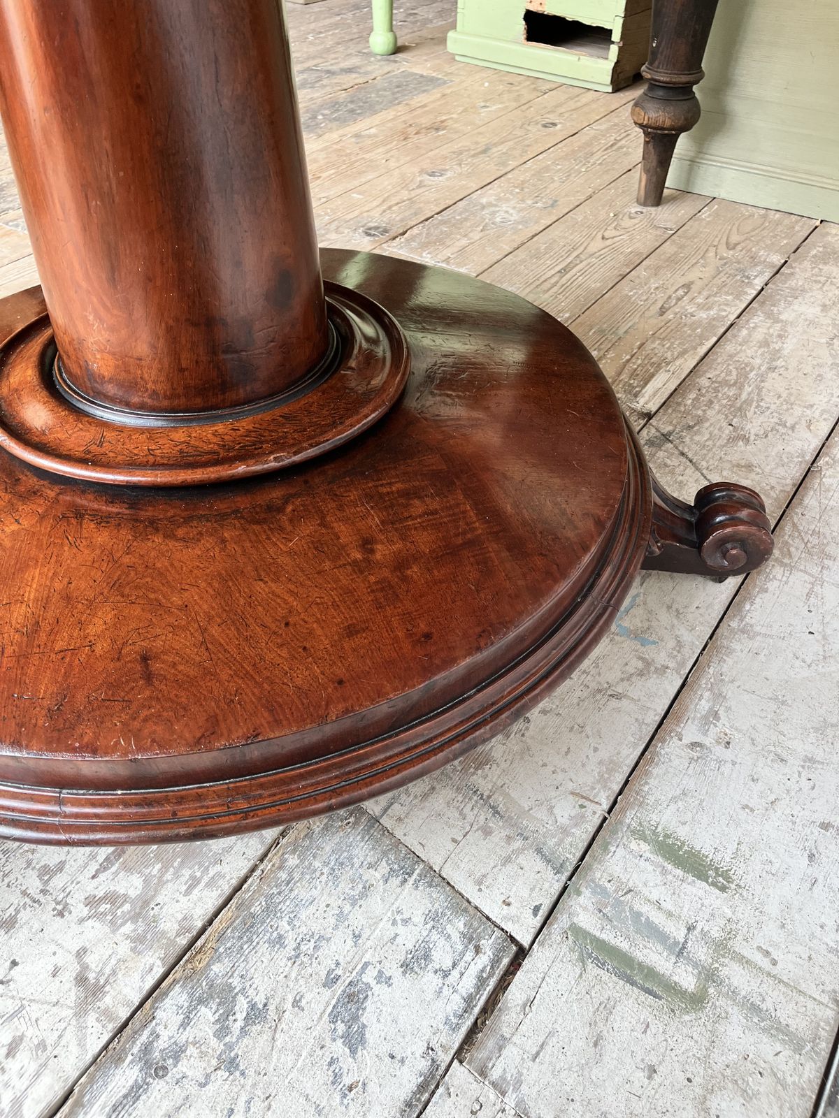 photo vintage Early Victorian Circular Mahogany Tilt Top Dining Table