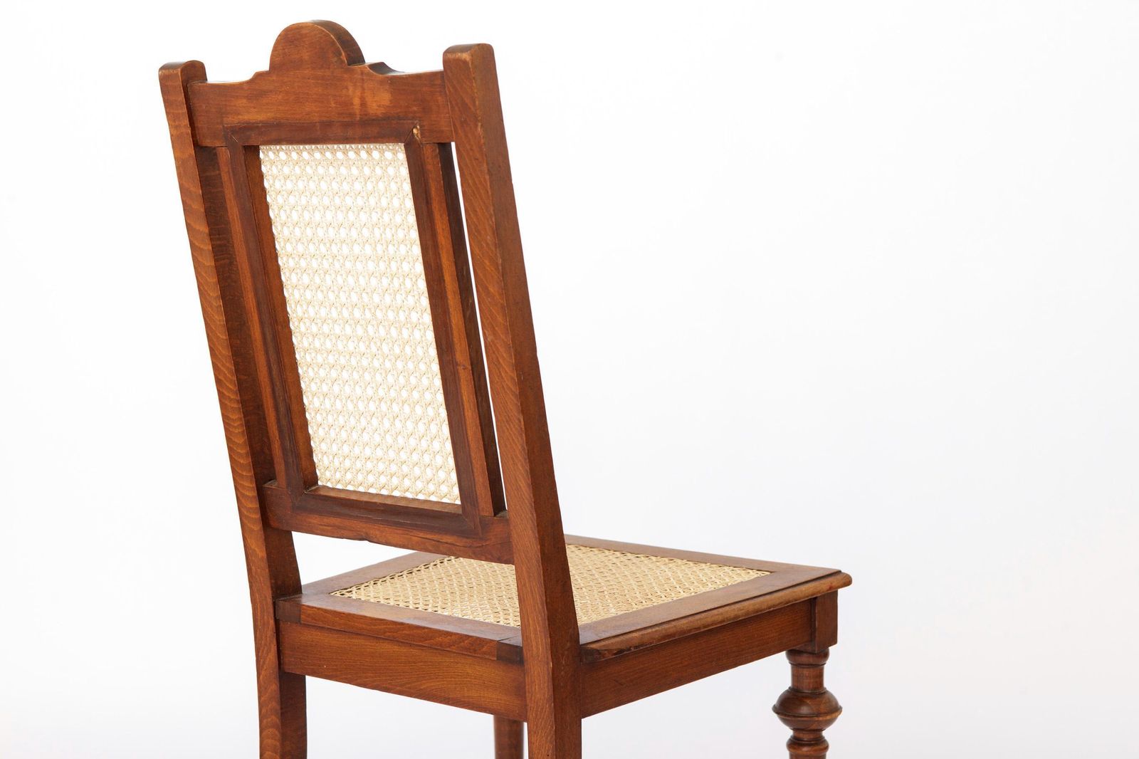 photo furniture Antieke Belgische eetkamerstoel, gerestaureerde rieten stoel, massief beukenhout, ca. jaren 1930