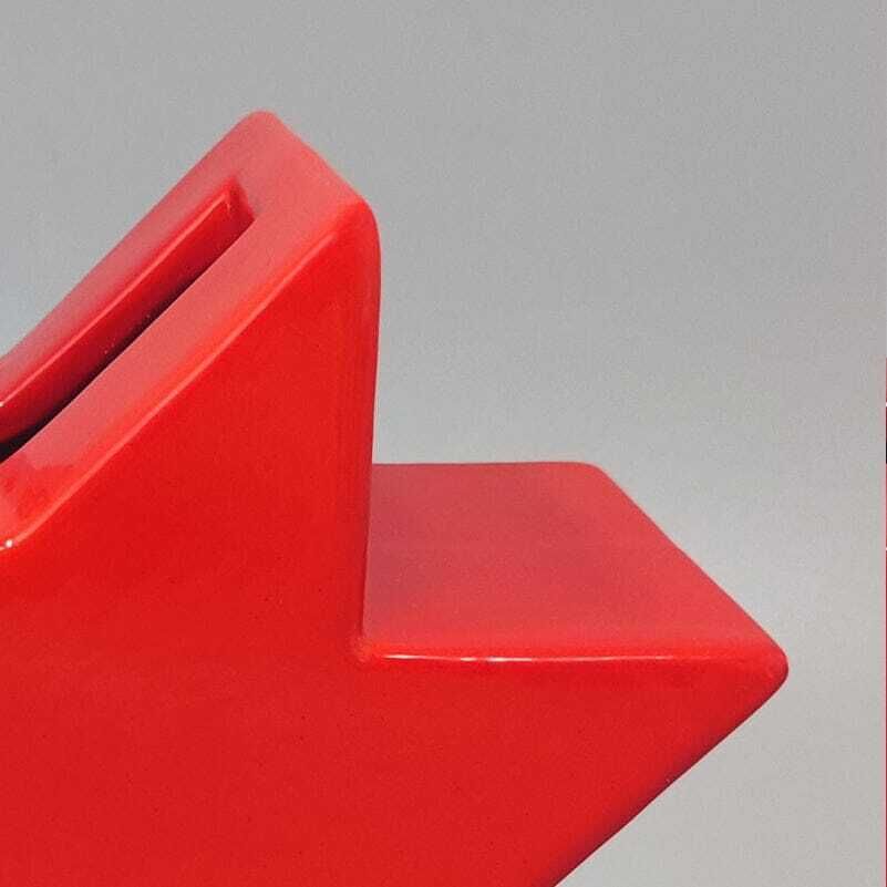 photo furniture 1980s Ettore Sottsass "Hsing" Rood Geglazuurde Keramische Vaas Voor Alessio Sarri