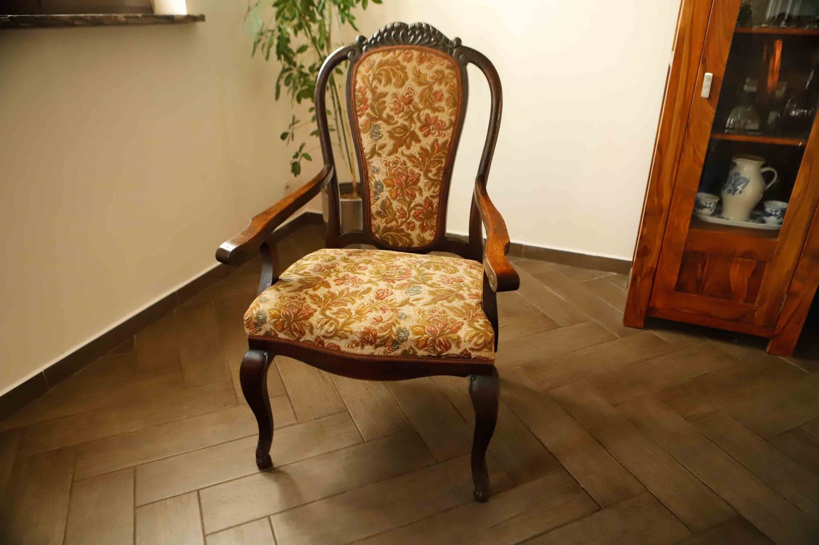Antieke Queen Anne Revival Carver Fauteuil met Bloemen Tapijtbekleding photo vinterior