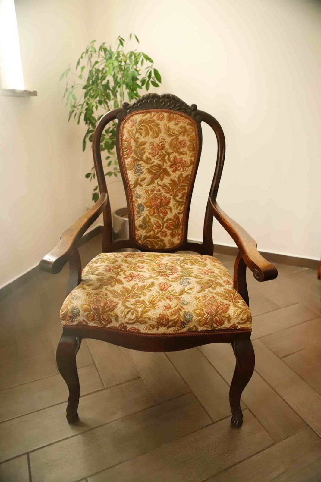 Antieke Queen Anne Revival Carver Fauteuil met Bloemen Tapijtbekleding photo buy