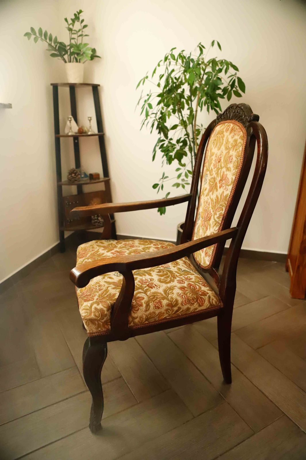 photo for sale Antieke Queen Anne Revival Carver Fauteuil met Bloemen Tapijtbekleding