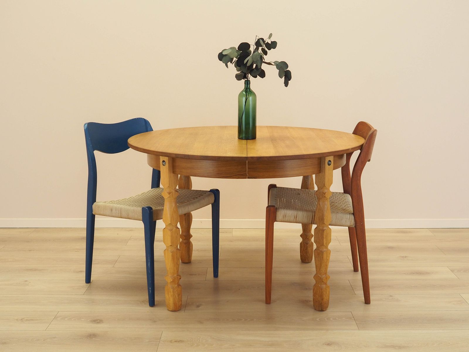 Ronde eettafel, Deens design, ca. jaren 1960, ontwerper: Henning Kjærnulf photo furniture