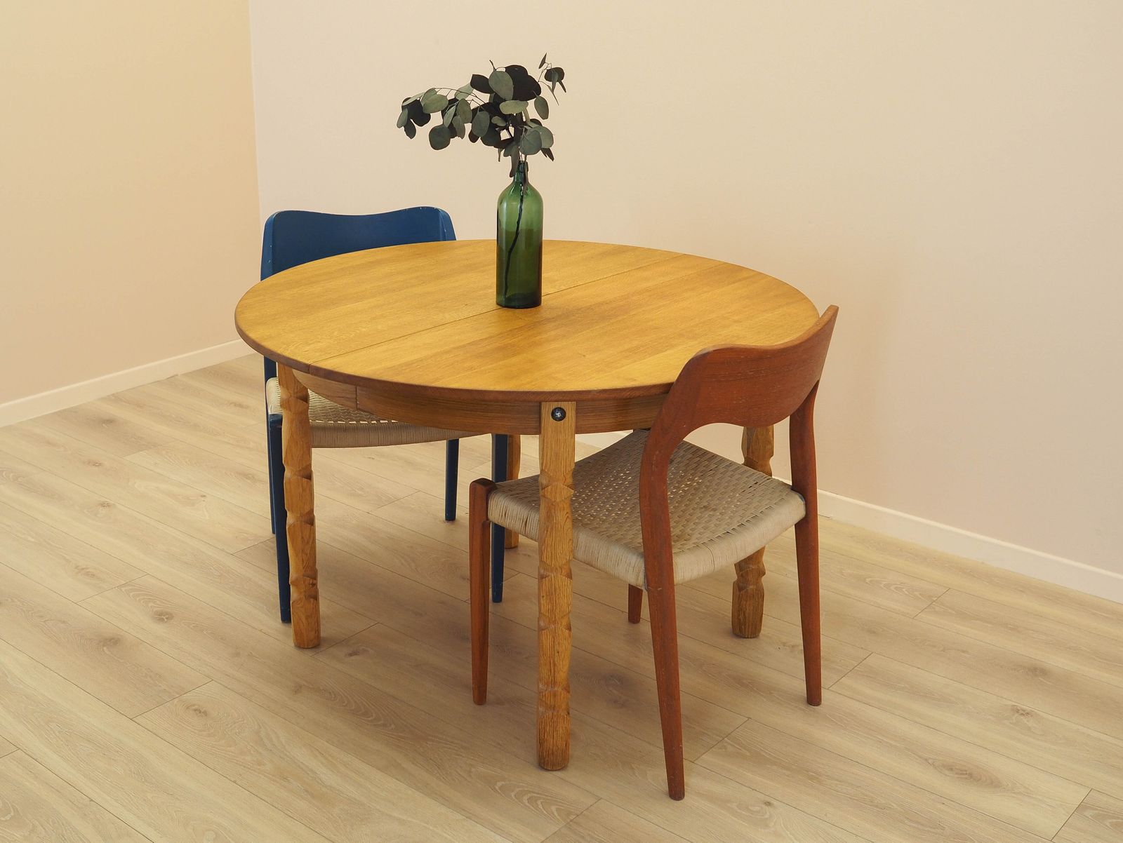 Ronde eettafel, Deens design, ca. jaren 1960, ontwerper: Henning Kjærnulf photo for sale