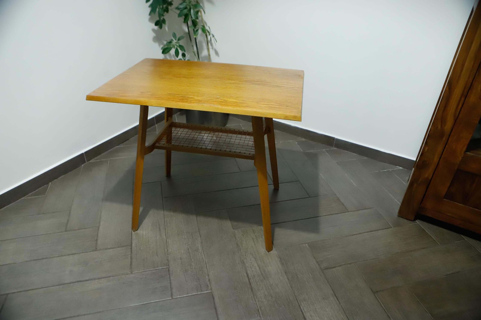 Brussels-stijl retro tafel met rood gevlochten schap – Dřevopodnik Holešov photo vinterior