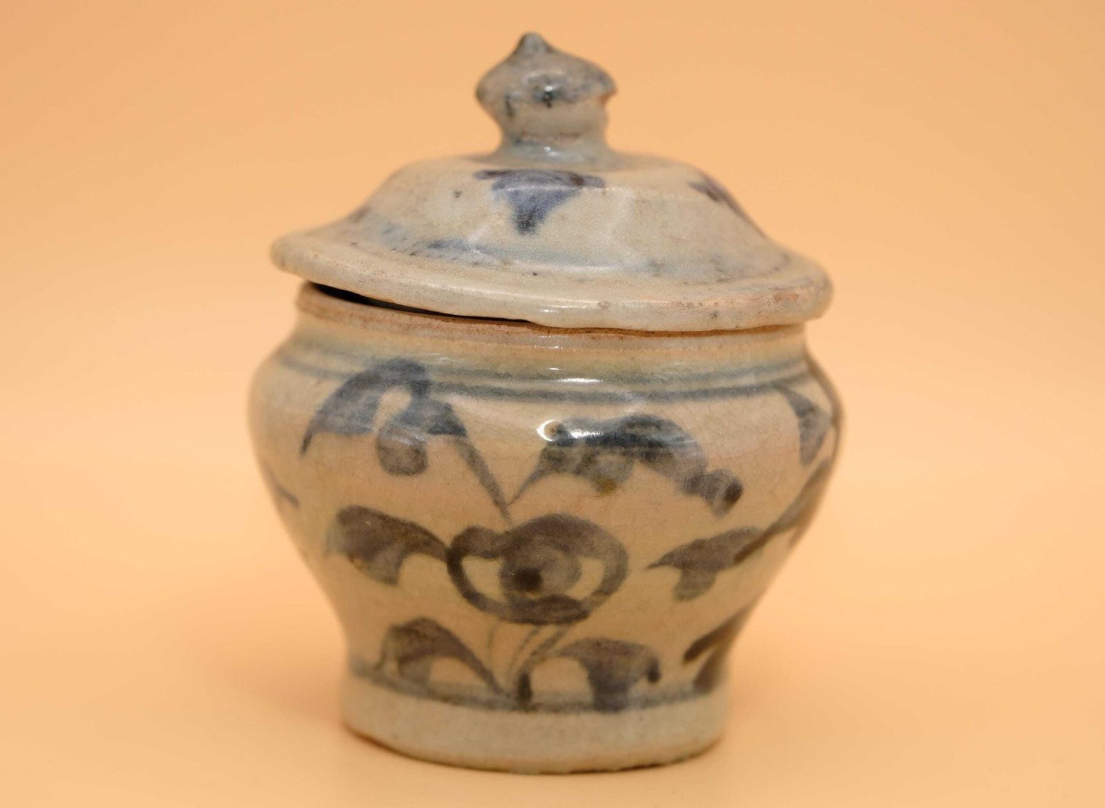 Antiek Chinees provinciaal blauw-wit aardewerken pot | Late Qing, vroege Republiek, volkskunst, ca. 1880-1920 photo furniture