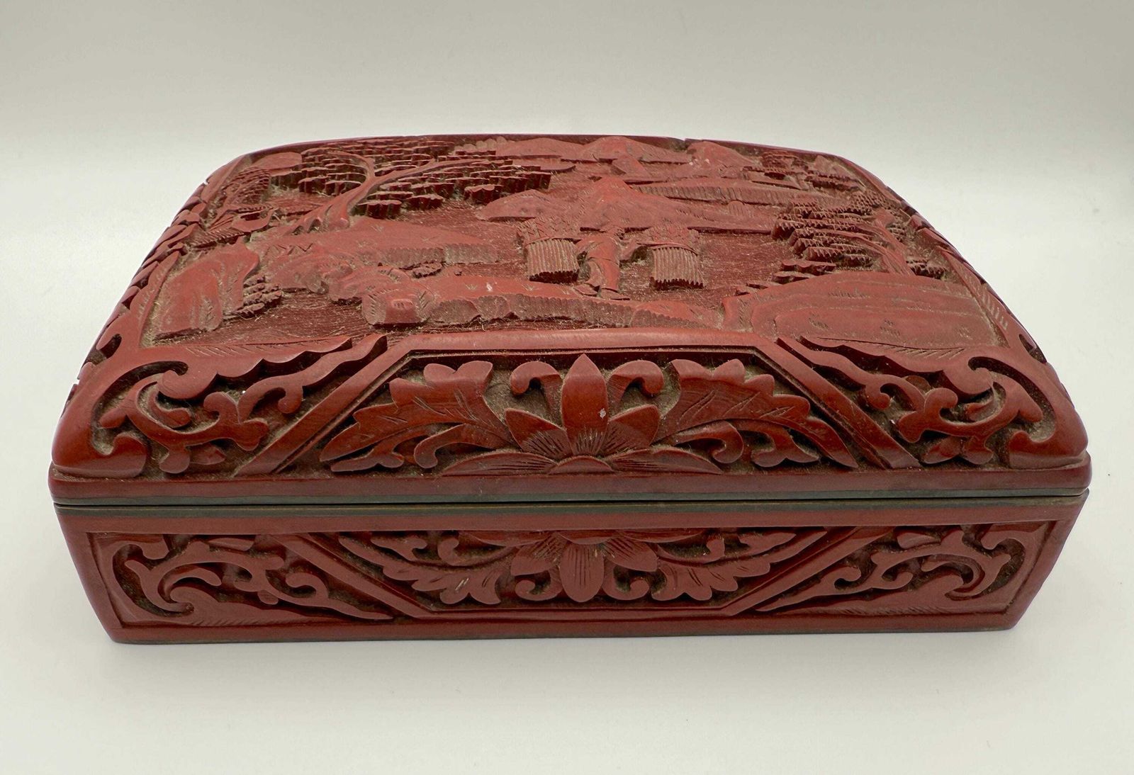 Chinese sieradendoos in cinnabarstijl, gesneden landschap, blauw emaille interieur photo furniture