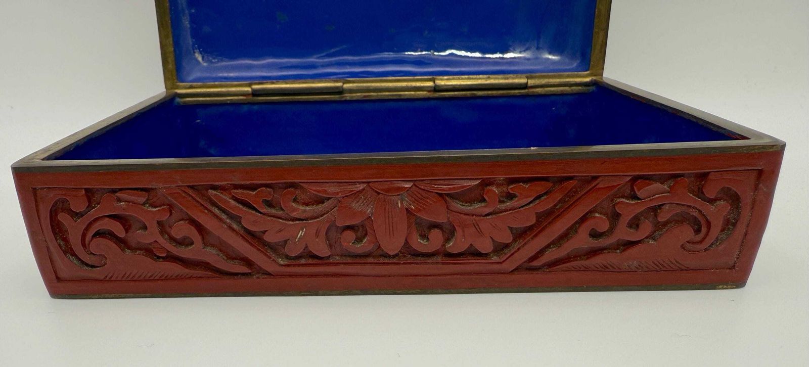 Chinese sieradendoos in cinnabarstijl, gesneden landschap, blauw emaille interieur photo Woonaccessoires